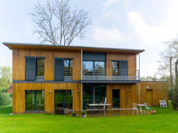 Une maison passive en bois bâtie dans la forêt