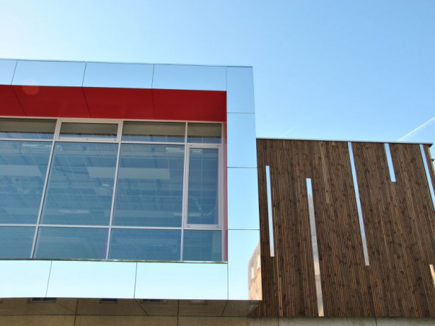 Construction d'un centre sportif en béton, acier et bois naturel à Valenton (Val-de-Marne) 