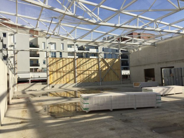 Construction d'un centre sportif en béton, acier et bois naturel à Valenton (Val-de-Marne)