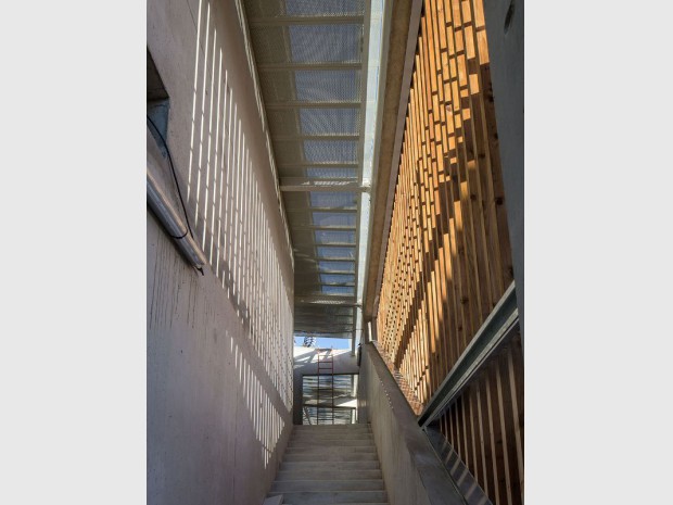 Construction d'un centre sportif en béton, acier et bois naturel à Valenton (Val-de-Marne)