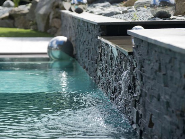 Une piscine équipée d'une fosse de plongée