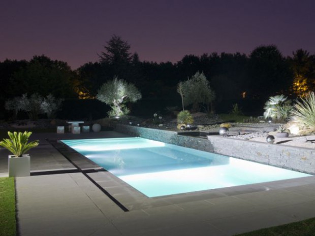 Une piscine équipée d'une fosse de plongée