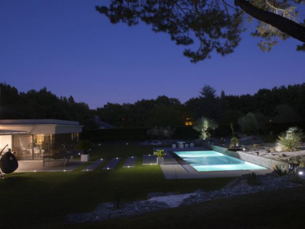 Une piscine équipée d'une fosse de plongée