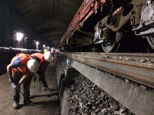 Sur le RER A, des rails de 108 mètres sont soudés à l'aide d'un camion hybride 