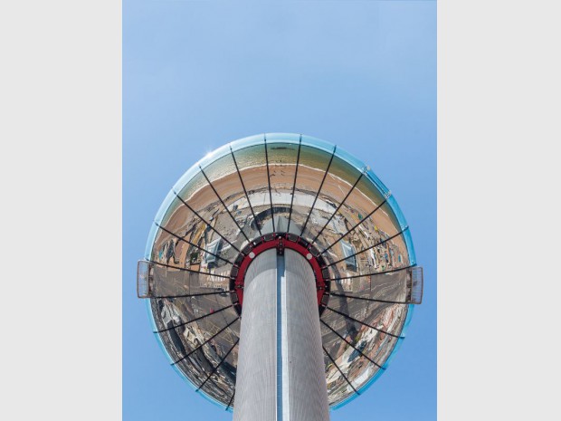 Située sur le bord de mer de Brighton au sud de l'Angleterre, la plus  haute tour d'observation ascensionnelle au monde baptisée i360  British Airways ouvrira au public le 4 août 2016