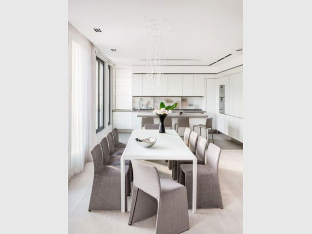 Une cuisine blanche et discrète dans un penthouse de luxe