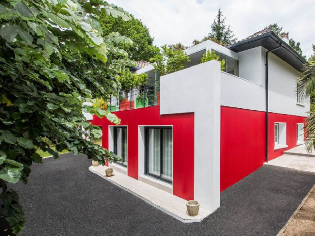 Un rouge flamboyant pour la façade d'une maison