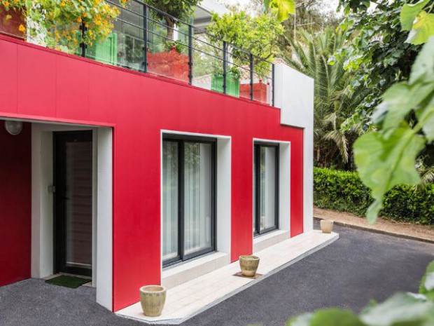 Un rouge flamboyant pour la façade d'une maison