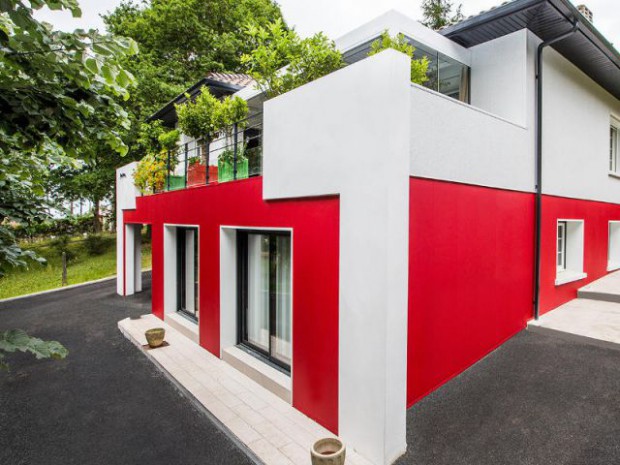 Un rouge flamboyant pour la façade d'une maison