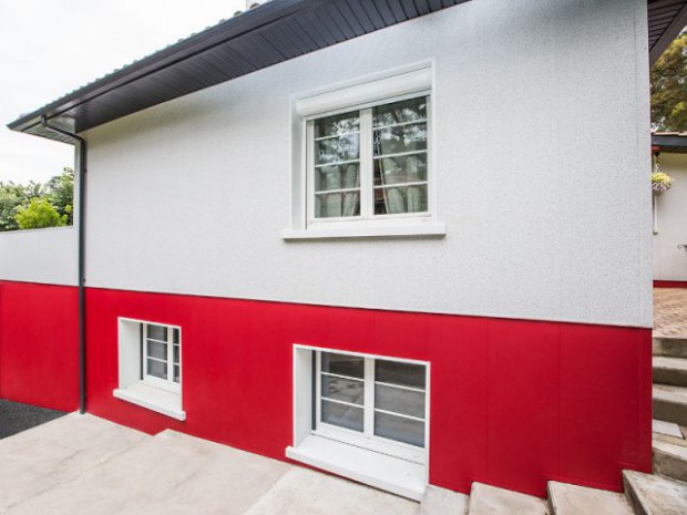 Un rouge flamboyant pour la façade d'une maison