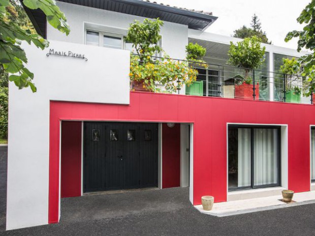 Un rouge flamboyant pour la façade d'une maison