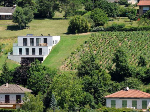 Une maison en béton grimpe au c&oelig;ur des vignes