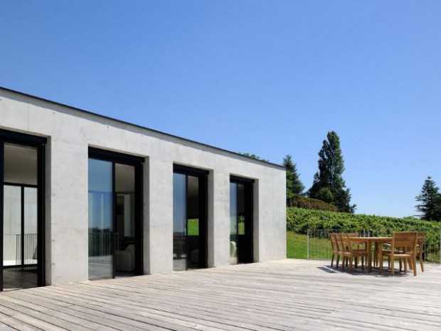 Une maison en béton grimpe au c&oelig;ur des vignes