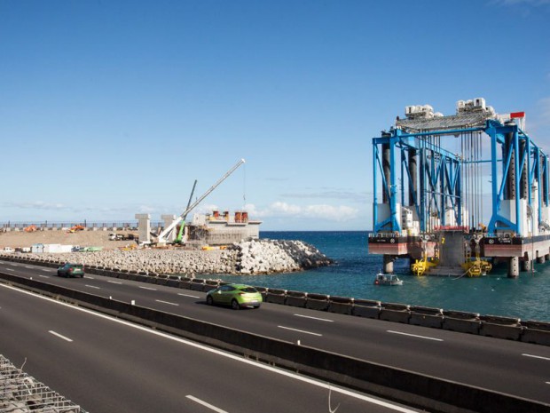 Les travaux en mer de de la Nouvelle route du Littoral (NRL)  viennent de démarrer au nord-ouest de La Réunion.