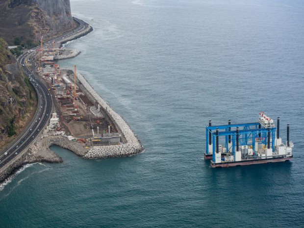 Les travaux en mer de de la Nouvelle route du Littoral (NRL)  viennent de démarrer au nord-ouest de La Réunion.