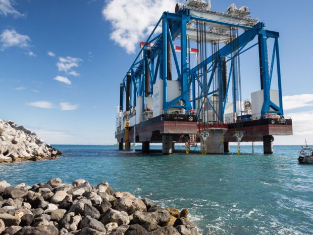 La méga-barge baptisée "Zourite" sur le chantier de la Nouvelle Route du Littoral (NRL) 