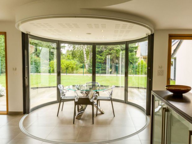 Une salle à manger dedans/dehors avec vue panoramique sur l'extérieur