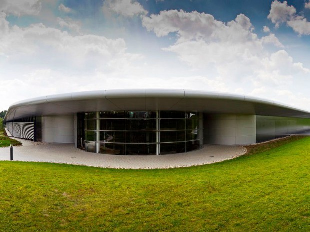McLaren Production Centre conçu par Building Foster + Partners