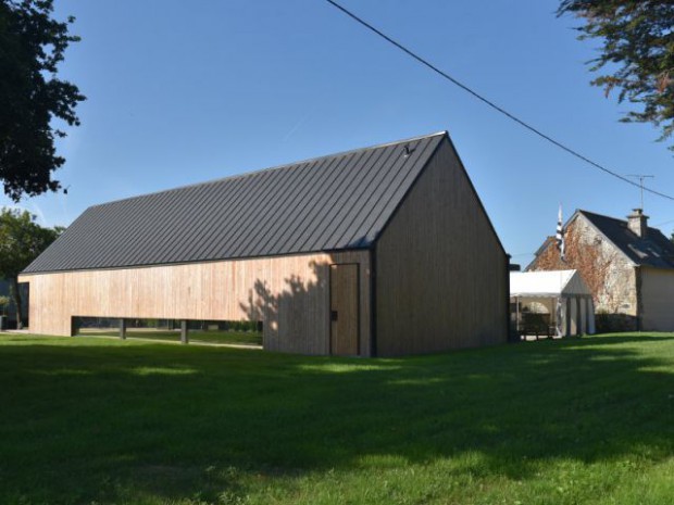 Un abri de piscine inspiré des hangars agricoles