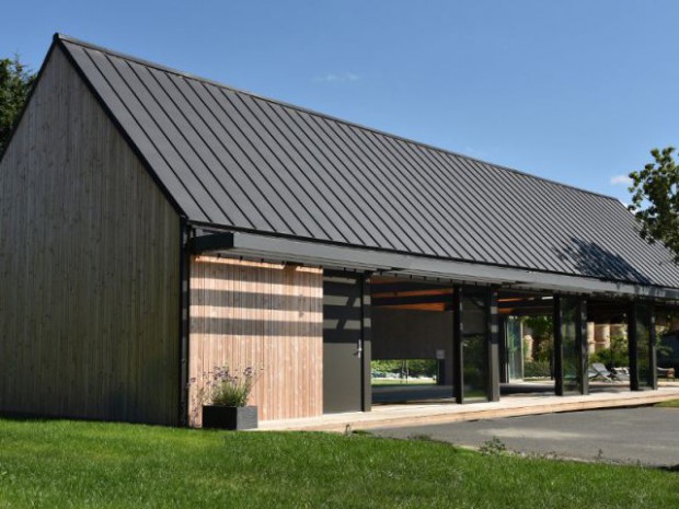 Un abri de piscine inspiré des hangars agricoles