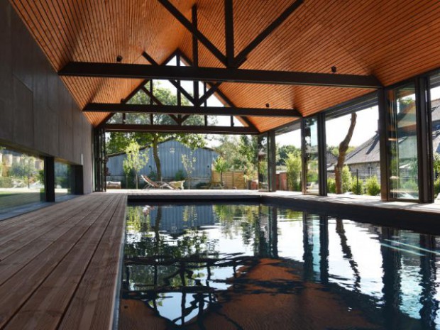 Un abri de piscine inspiré des hangars agricoles