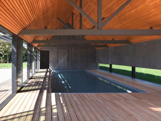 Un abri de piscine inspiré des hangars agricoles
