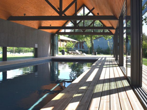 Un abri de piscine inspiré des hangars agricoles