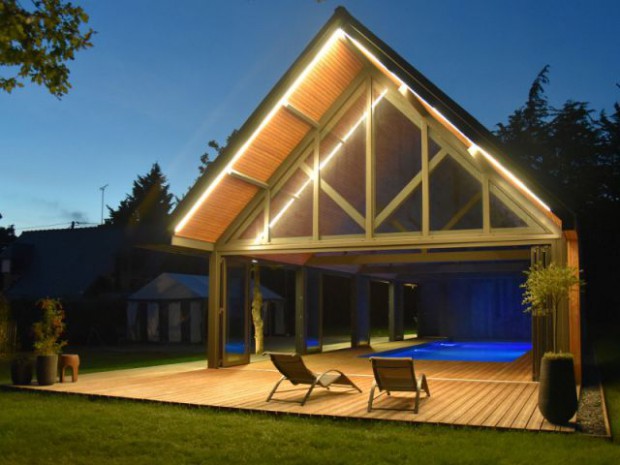 Un abri de piscine inspiré des hangars agricoles