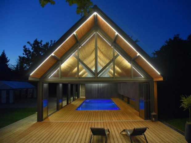 Un abri de piscine inspiré des hangars agricoles