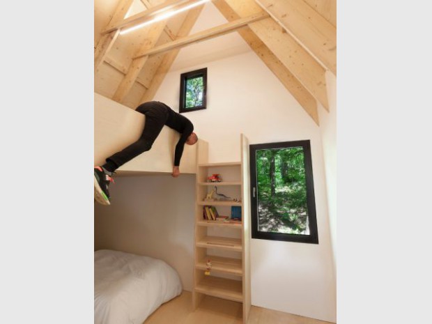 Une chambre tout en bois comme un espace de jeux
