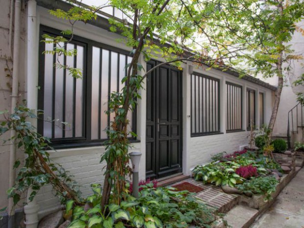 Une façade propre et un jardin coloré