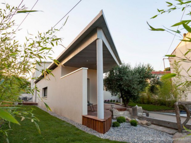 Une villa s'immisce dans un village provençal