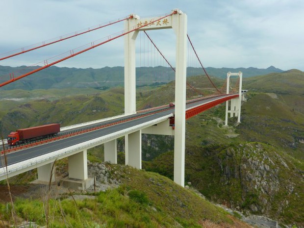 Le pont Beipanjiang, le plus haut du monde, a été ouvert, le 29 décembre 2016, à la circulation en Chine