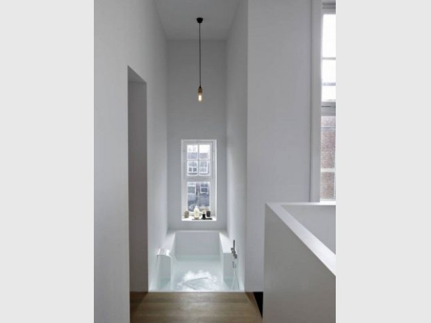 Une baignoire intégrée dans les murs