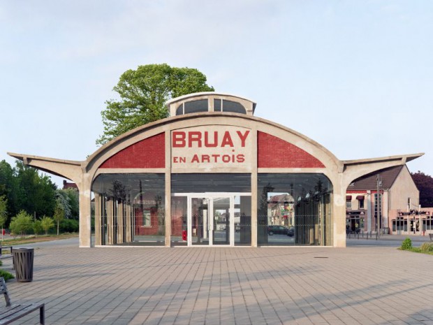 La réhabilitation de la gare SNCF et de la halle à Bruay-La-Buissière (Pas-de-Calais), en centre culturel et halle de marché.