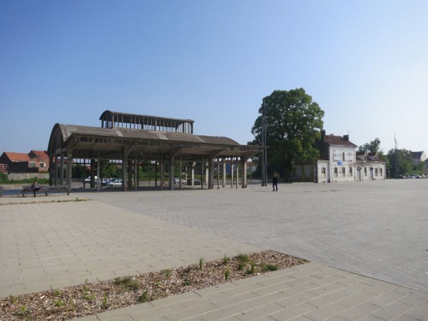 La réhabilitation de la gare SNCF et de la halle à Bruay-La-Buissière (Pas-de-Calais), en centre culturel et halle de marché.