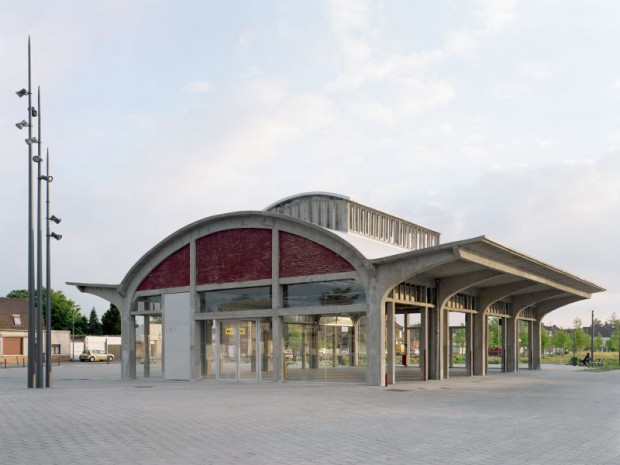 La réhabilitation de la gare SNCF et de la halle à Bruay-La-Buissière (Pas-de-Calais), en centre culturel et halle de marché.