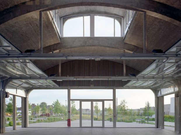 La réhabilitation de la gare SNCF et de la halle à Bruay-La-Buissière (Pas-de-Calais), en centre culturel et halle de marché.