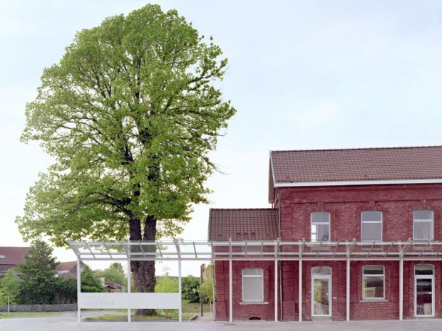 La réhabilitation de la gare SNCF et de la halle à Bruay-La-Buissière (Pas-de-Calais), en centre culturel et halle de marché.