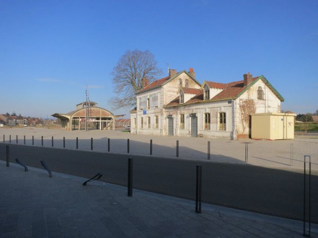 La réhabilitation de la gare SNCF et de la halle à Bruay-La-Buissière (Pas-de-Calais), en centre culturel et halle de marché.