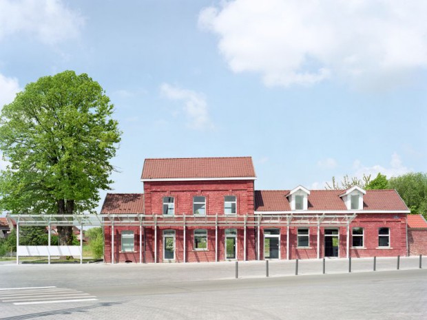 La réhabilitation de la gare SNCF et de la halle à Bruay-La-Buissière (Pas-de-Calais), en centre culturel et halle de marché.