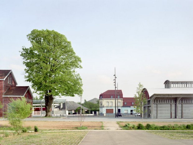 La réhabilitation de la gare SNCF et de la halle à Bruay-La-Buissière (Pas-de-Calais), en centre culturel et halle de marché.