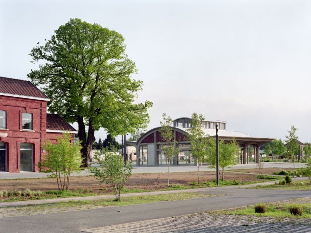 La réhabilitation de la gare SNCF et de la halle à Bruay-La-Buissière (Pas-de-Calais), en centre culturel et halle de marché.