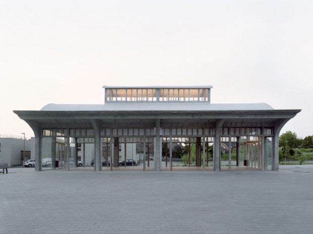 La réhabilitation de la gare SNCF et de la halle à Bruay-La-Buissière (Pas-de-Calais), en centre culturel et halle de marché.