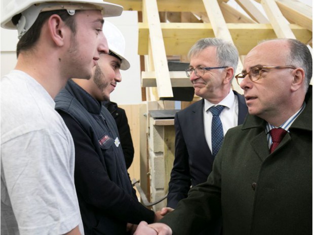 Le Premier ministre Bernard Cazeneuve vient  d'inaugurer l'extension du centre de formation des apprentis du bâtiment de Blois (Loir-et-Cher)