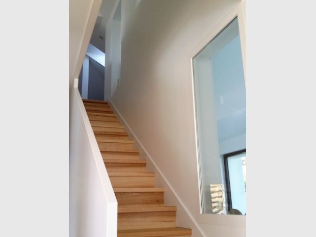 Deux grandes fenêtres pour illuminer un escalier en bois