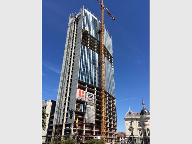 Inauguration de la tour Astro à Bruxelles (Belgique), une tour de bureau rénovée de 36.000 m² sur 33 étages.