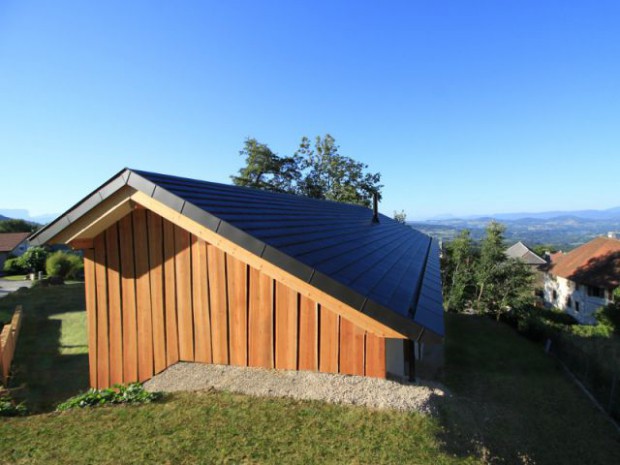 Une maison assise sur la montagne 