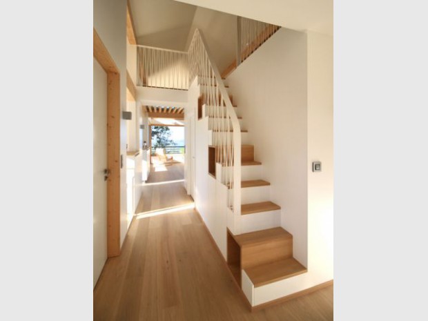 Un escalier-rangement contemporain