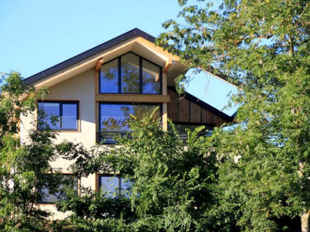 Une maison en bois et en verre dans la montagne